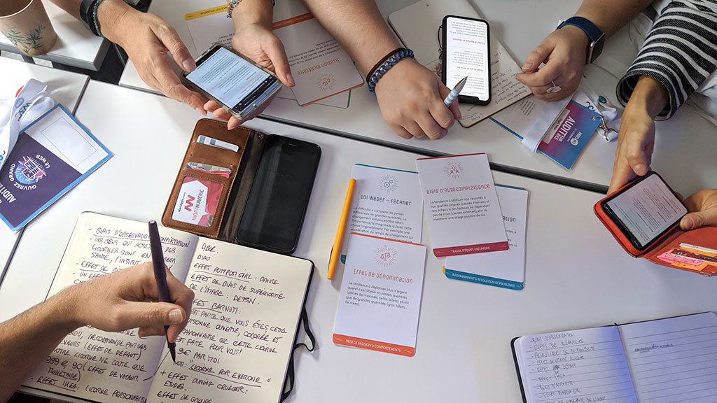 photo des participantes et participants en plein travail avec les cartes de biais